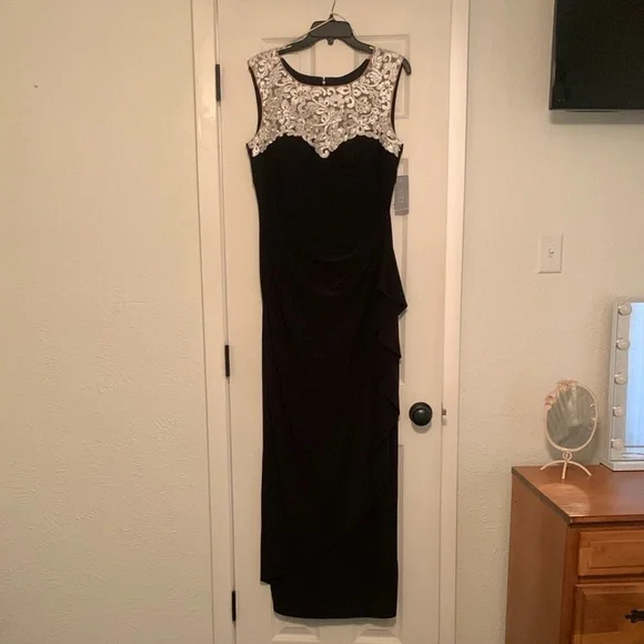 Alex Evenings Black and White Sheath Dress Sleeveless Crew Neck